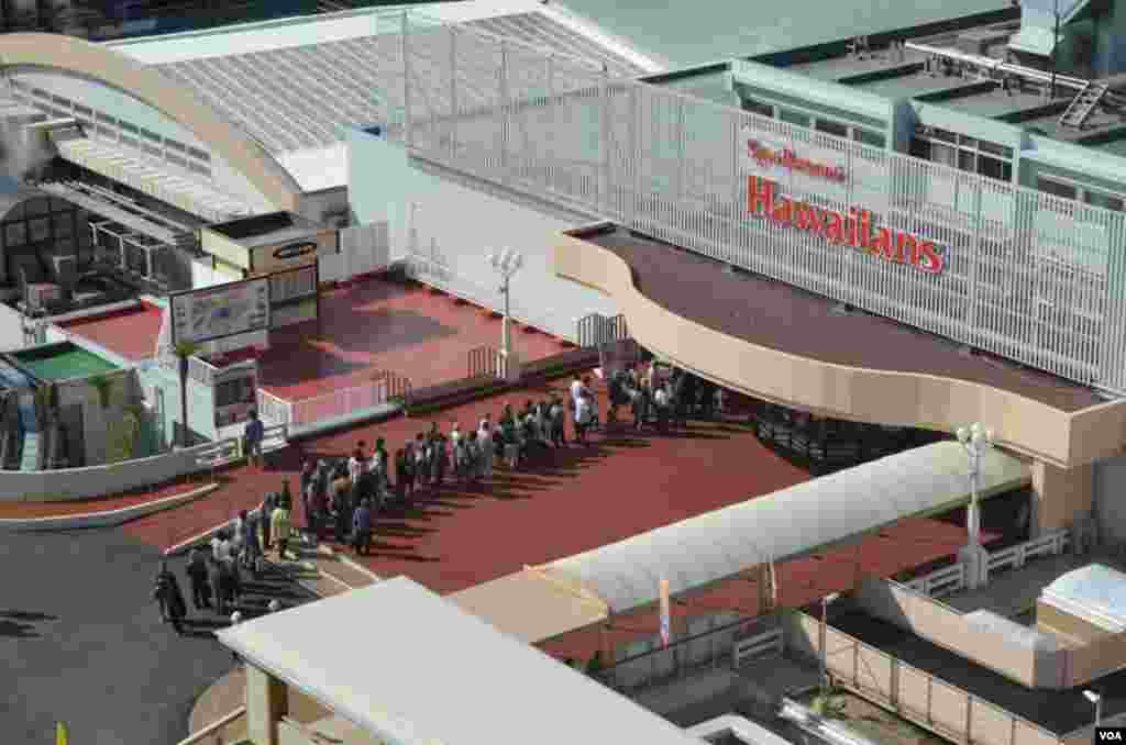 Line forms prior to the 10 a.m. daily opening of the water park, October 25, 2012. (Steve Herman/VOA)