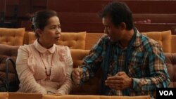 A "Bangsokol," singer, Him Savy, left, and the founder of Cambodian Living Arts, Arn Chorn Poun talk during the press conference of Bangsokol at National Museum, Phnom Penh, Cambodia, July 13, 2017. (Rithy Kimheng/ VOA Khmer)