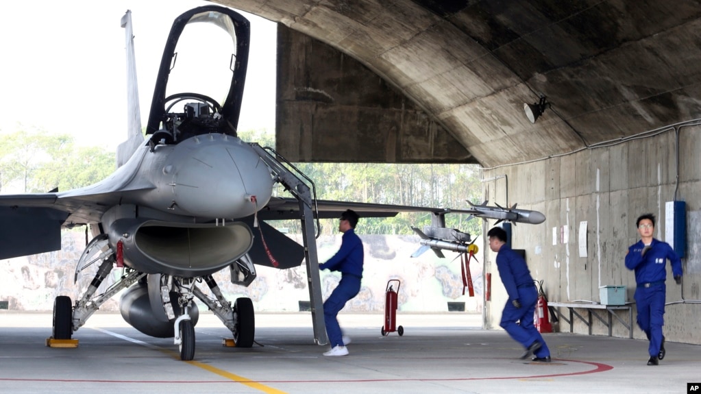 资料照片: 2020年1月15日台湾空军紧急起飞一架美国制造的F-16V战斗机(photo:VOA)