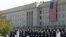 Militares de las distintas ramas de las Fuerzas Armadas participan en la ceremonia en honor del décimo aniversario de los atentados del 11 de Septiembre, frente al Péntagono, uno de los edificios que fue blanco de los terroristas aquel día.