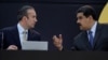 El presidente de Venezuela, Nicolás Maduro (derecha) habla con el vicepresidente de Venezuela, Tareck El Aissami, mientras asisten al evento de lanzamiento de la nueva criptomoneda venezolana "petro" en Caracas, Venezuela, el 20 de febrero de 2018. aRCHIVO.