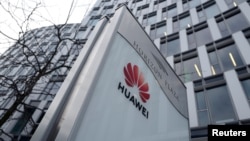 Logo của Huawei trước văn phòng đại diện của công ty này ở Warsaw, Ba Lan, ngày 11 tháng 1, 2019.