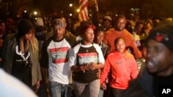 Lesley McSpadden, centro, madre de Michael Brown, marcha en protesta en Ferguson, el sábado.