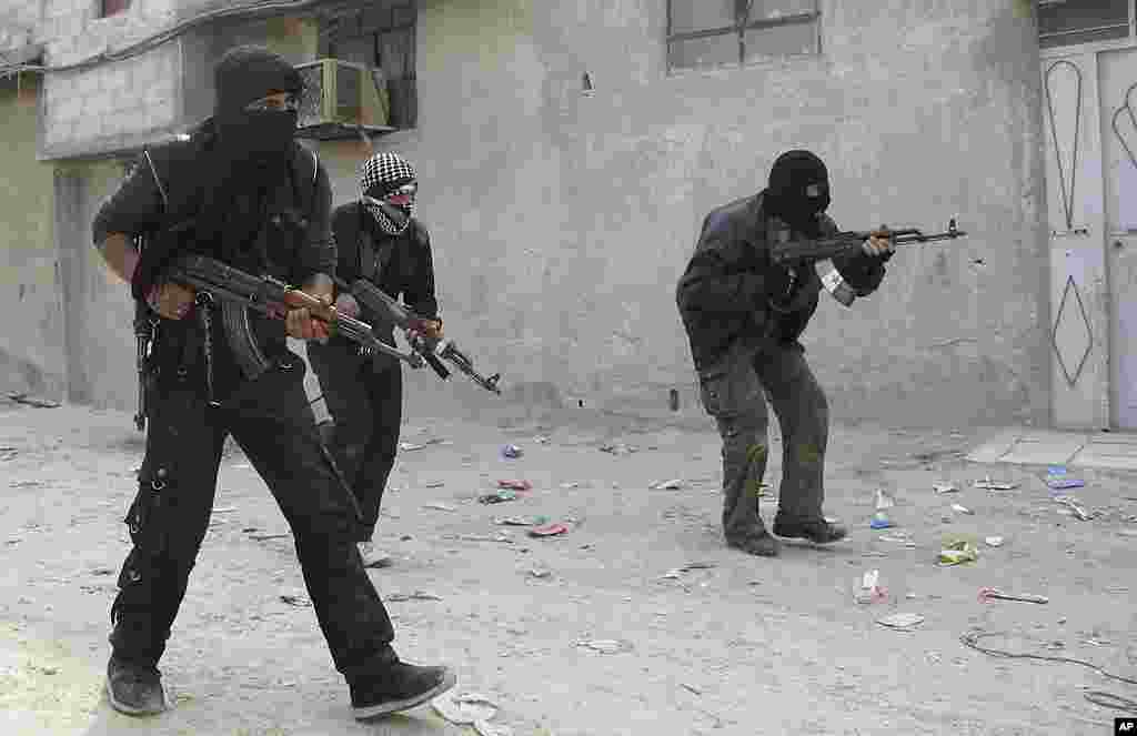 Free Syrian Army fighters train in a neighborhood in Damascus. (AP)