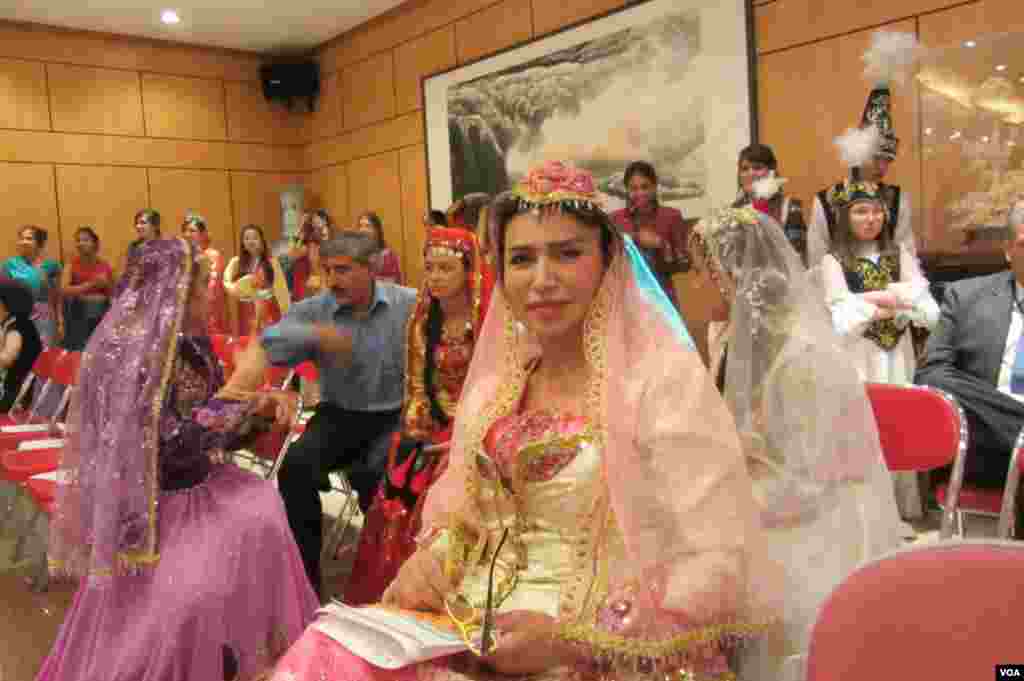  Nadia Sharifi in Azerbaijani National Costume 