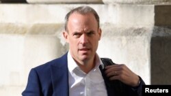 Menteri Luar Negeri Inggris Dominic Raab tiba untuk menghadiri rapat di Kantor Urusan Luar Negeri dan Persemakmuran di London, 1 September 2020. (Foto: Toby Melville/Reuters)