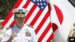 일본 도쿄를 방문한 마이크 멀린(Mike Mullen) 미국 합참의장