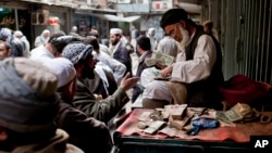 در کنار وضعیت نابسامان اقتصادی، ارزش پول افغانی در برابر اسعار خارجی کاهش چشمگیر داشته است.