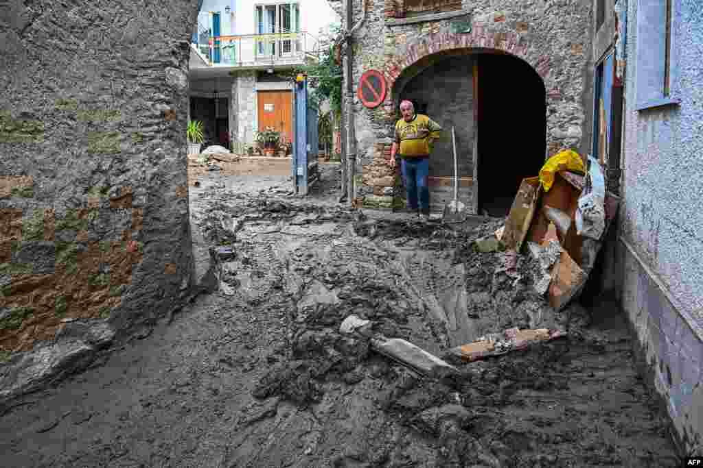 폭풍 알렉스가 이탈리아 북부 지역에 쏟은 폭우로 인해 피드몬트에 산사태가 일어나 최소 2명이 사망하고 30명이 실종됐다. 