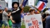 FILE - Para pengunjuk rasa memegang plakat saat unjuk rasa menentang antisemitisme di Sydney, 18 Februari 2024. (Bianca De Marchi/Gambar AAP via AP)