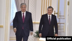 O'zbekiston Prezidenti Shavkat Mirziyoyev (o'ngda) Qozog'iston rahbari Qosim-Jo'mart Toqayev bilan Toshkentda, 2019-yil, 15-aprel. 