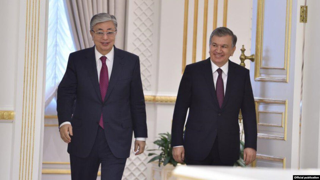 O'zbekiston Prezidenti Shavkat Mirziyoyev (o'ngda) Qozog'iston rahbari Qosim-Jo'mart Toqayev bilan Toshkentda, 2019-yil, 15-aprel. 