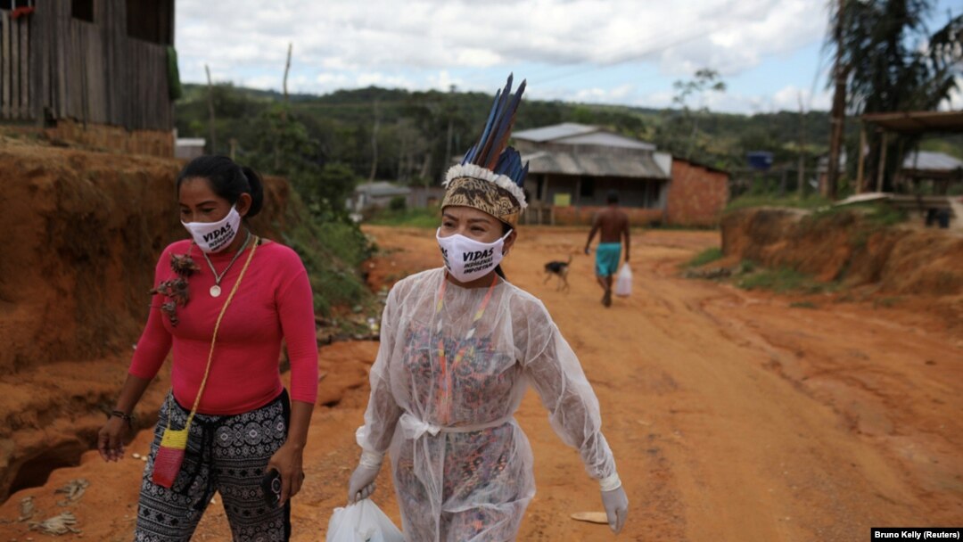 Vanderlecia Ortega dos Santos, atau Vanda secara sukarela memberikan satu-satunya perawatan yang melindungi komunitas pribumi yang terdiri dari 700 keluarga dari wabah COVID-19 yang melanda kota Manaus, Brasil. I(Foto: Reuters/Bruno Kelly)