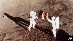 Astronauti Nil Armstrong i Baz Oldrin postavljaju američku zastavu na površinu Meseca, 20. jul 1969.