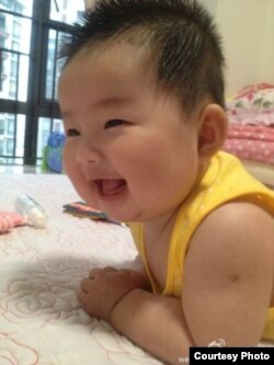 王爱忠3个多月大的女儿 (王贺楠微博图片)