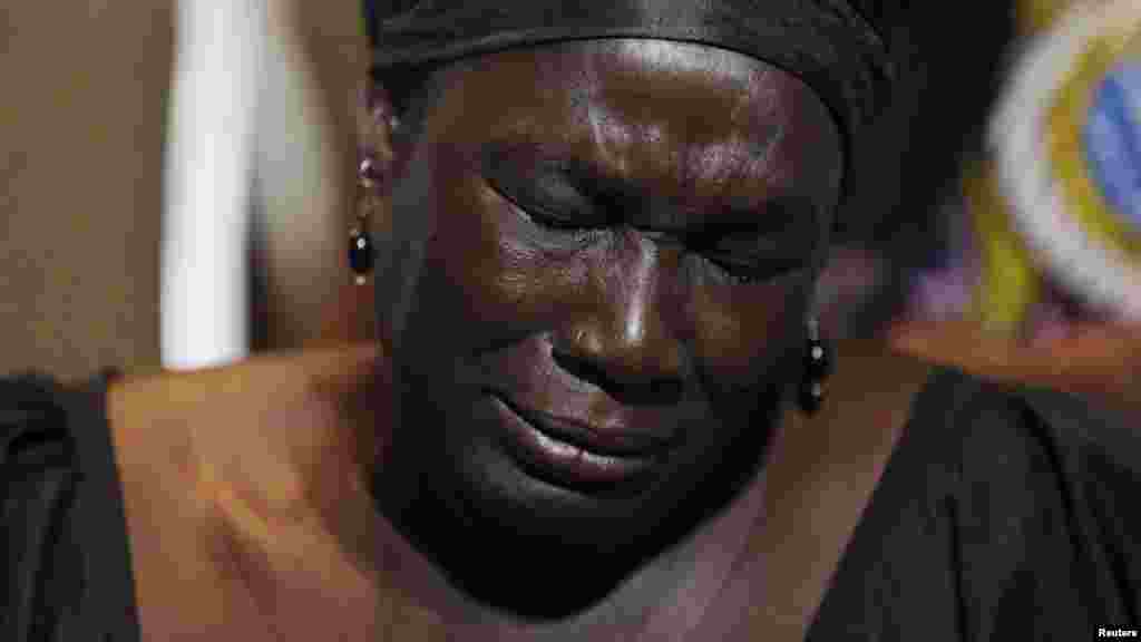 Monica Stover uwar daya daga cikin yara mata fiye da 200 da aka sace a garin Chibok ke nan a taron manema labarai akan yaran da aka yi a Legas 5 ga watan Yuni, 2014.
