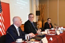 El secretario del Departamento de Seguridad Nacional (DHS), Alejandro Mayorkas, y el canciller mexicano, Marcelo Ebrard, hablan durante una reunión en la Ciudad de México, México, el 15 de junio de 2021.