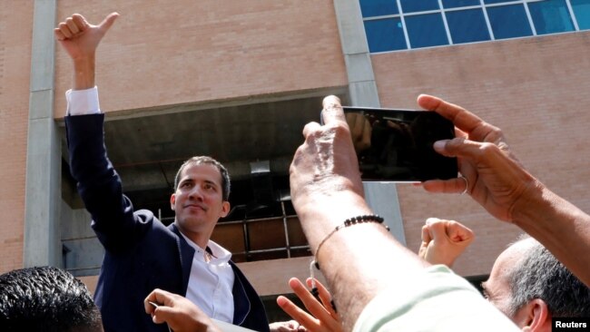 Juan Guaidó, presidente encargado de Venezuela, saluda a partidarios tras lu llegada al aeropuerto internacional Simón Bolíviar en Caracas, Venezuela, el lunes, 4 de marzo de 2019, tras una gira por países de la región.