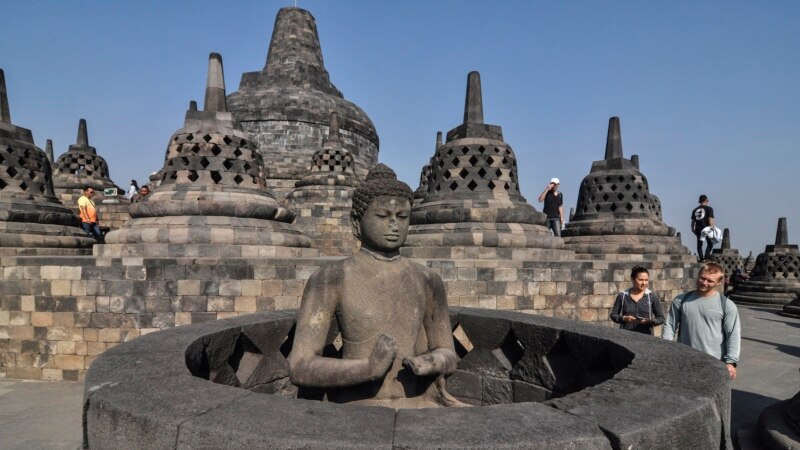 Tiket Naik Borobudur: Jalan Tengah Pariwisata dan Konservasi