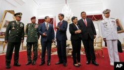 From left to right, Indonesian Armed Forces Chief Gen. Gatot Nurmantyo, his Malaysian counterpart Gen. Zulkifeli Mohd. Zin, Malaysia's Foreign Minister Anifah Aman, Indonesian president Joko Widodo, Indonesian Foreign Minister Retno Marsudi, her Filipino counterpart Foreign Minister Jose Rene Almendras, and the Philippine's Navy Chief Rear Adm. Caesar C. Taccad, before the start of their trilateral meeting at he presidential palace in Yogyakarta, Indonesia, May 5, 2016.