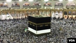 Puluhan ribu peziarah Muslim melakukan tawaf di sekitar Ka'bah di dalam Masjidil Haram, Mekkah, Arab Saudi, 3 September 2017. (Foto: dok). 