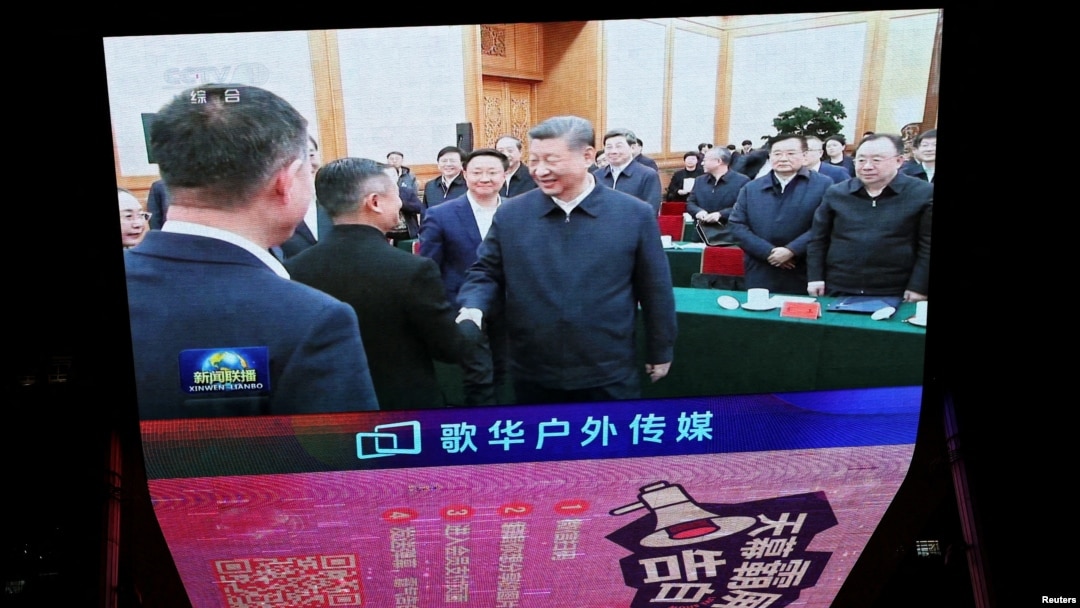 北京某購物中心的一塊巨型屏幕播放新聞畫面，顯示中國領導人習近平在2月17日舉行的一次民營企業座談會上與阿里巴巴創始人馬雲握手的場景。 （2025年2月17日）