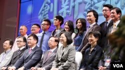 台湾总统蔡英文在台中参加2016年台商中秋联谊会。坐在她左手边的是台湾陆委会主委张小月，右手边的是新任海基会董事长田弘茂。（台湾总统府提供）