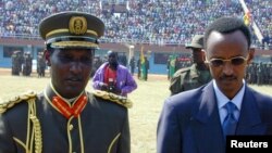 Kayumba Nyamwasa aux côtés du président Paul Kagame à Kigali le 4 juillet 2000. (Archives) 