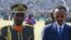 Kayumba Nyamwasa aux côtés du président Paul Kagame à Kigali le 4 juillet 2000. (Archives) 
