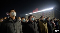 지난 1일 북한 평양에서 열린 신년 경축 행사에 참석한 주민들이 마스크를 쓰고 있다.