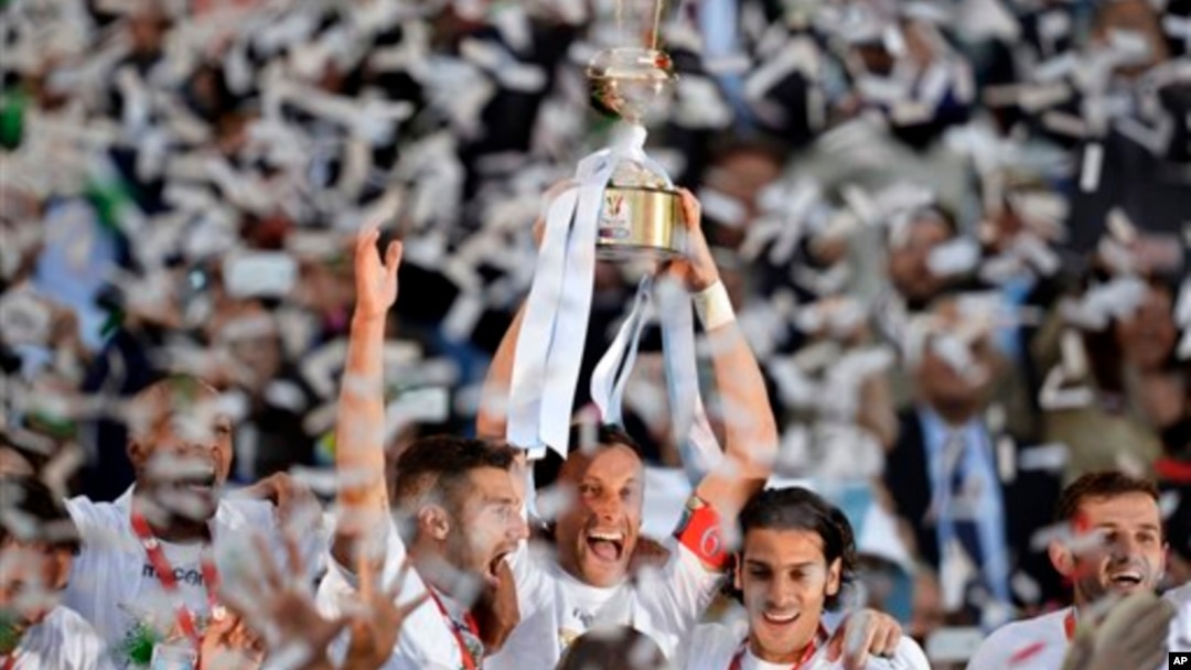 Kapten Lazio Stefano Mauri menjunjung tropi Piala Italia setelah menang melawan AS Roma dalam final Piala Italia di Stadion Olympic Roma (26/5).
