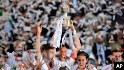 Kapten Lazio Stefano Mauri menjunjung tropi Piala Italia setelah menang melawan AS Roma dalam final Piala Italia di Stadion Olympic Roma (26/5).
