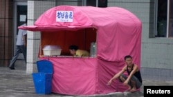 지난해 7월 북한 평양 거리에 청량음료 매대가 보인다. 