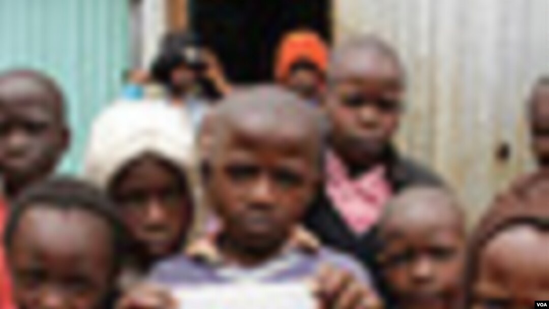 Anak di perkampungan kumuh Kibera di Nairobi, Kenya menunjukkan toilet 'Peepoo' (foto: dok).