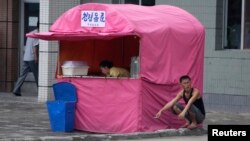 지난달 29일 평양 거리의 청량음료 매대.