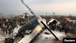 Pesawat penumpang dari Bangladesh jatuh dan terbakar di bandara Kathmandu, Nepal, Senin (12/3). 