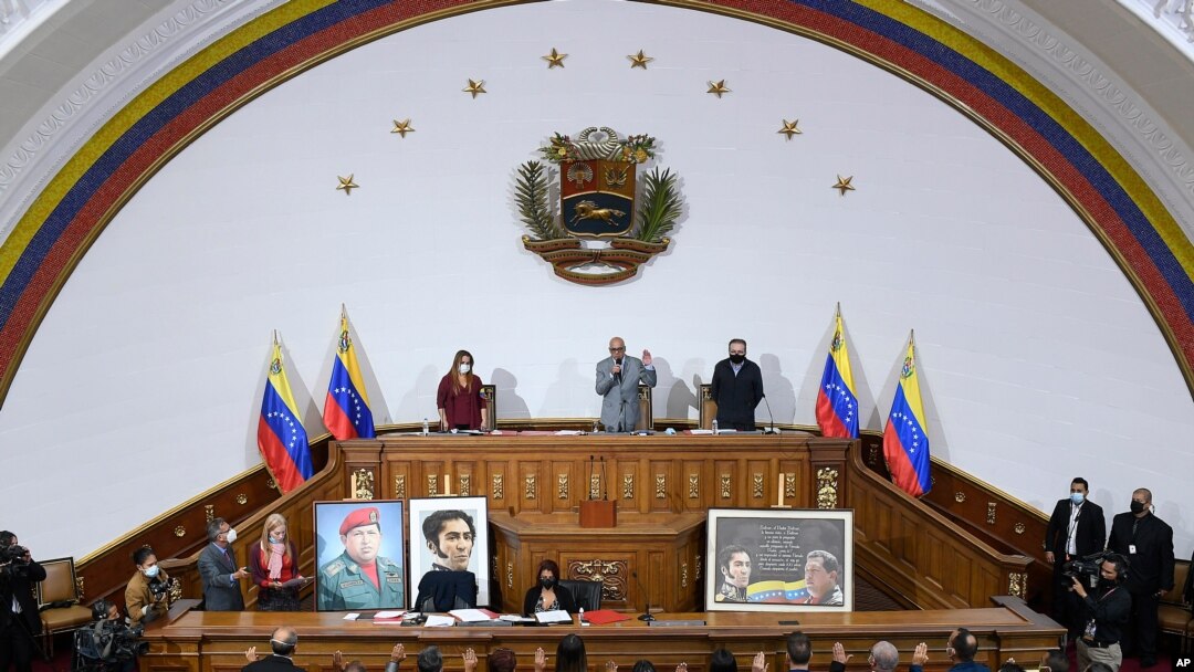 El nuevo presidente de la Asamblea Nacional, Jorge Rodríguez, en el centro atrás, está flanqueado por la primera vicepresidenta del Congreso, Iris Varela, a la izquierda, y el segundo vicepresidente, Didalco Bolívar, en la Asamblea Naciona. Enero 7, 2020.
