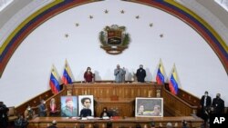 El presidente de la Asamblea Nacional, Jorge Rodríguez, al centro, está flanqueado por la primera vicepresidenta del Congreso, Iris Varela, a la izquierda, y el segundo vicepresidente, Didalco Bolívar, en la primera sesión legislativa. Enero 7, 2021 