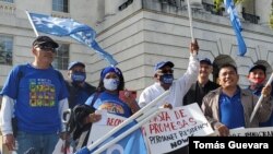 ARCHIVO - Miembros de la Alianza TPS durante una concentración en Washington DC, frente al Capitolio de EEUU.