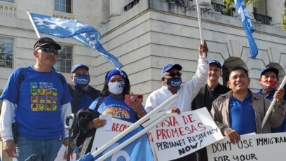 ARCHIVO - Miembros de la Alianza TPS durante una concentración en Washington DC, frente al Capitolio de EEUU.