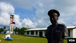 Balai Kota Kalayaan di Pulau Thitu dengan patung Tomas Cloma, entrepreneur dan pendidik marinir Filipina (Foto: VOA/ D. Agnote)