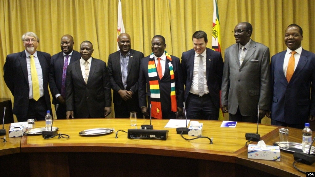 Zimbabwean President Emmerson Mnangagwa, his cabinet members and officials of Invictus Energy are pictured Nov. 1, 2018, after announcing the discovery of oil and gas deposits on Zimbabwe’s border with Mozambique. (C. Mavhunga/VOA)