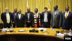 Zimbabwean President Emmerson Mnangagwa, his cabinet members and officials of Invictus Energy are pictured Nov. 1, 2018, after announcing the discovery of oil and gas deposits on Zimbabwe’s border with Mozambique. (C. Mavhunga/VOA)