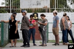 Mexicanos hacen fila para votar afuera de un centro electoral en Piedras Negras, México. Julio 1 de 2018.