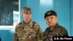 艾布拉姆斯上將2018年11月與韓軍參謀長訪問板門店共同警備區（美國軍方照片）