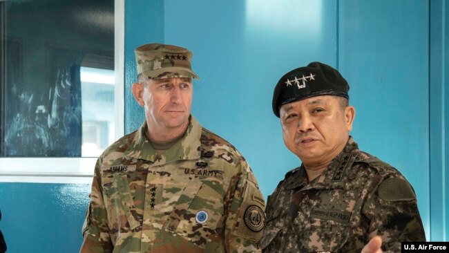 艾布拉姆斯上将2018年11月与韩军参谋长访问板门店共同警备区（美国军方照片）