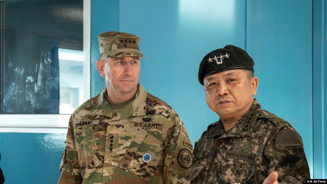 艾布拉姆斯上將2018年11月與韓軍參謀長訪問板門店共同警備區（美國軍方照片）