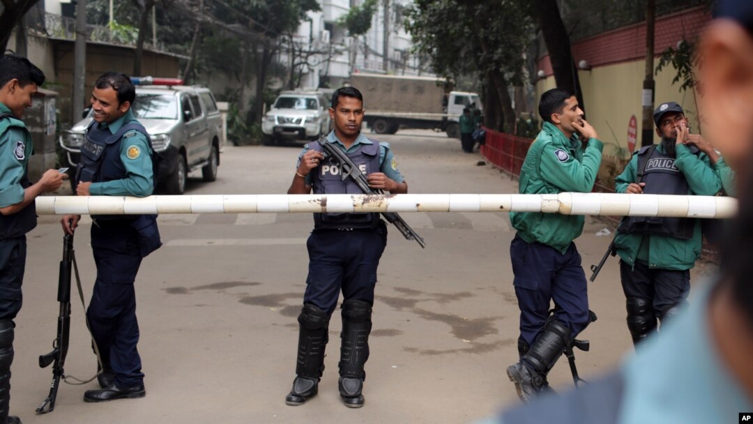 Polisi Bangladesh melakukan pengamanan di ibukota Dhaka (foto: dok). Polisi tidak punya bukti pelaku penembakan terhadap pendeta Italia di Dhaka. 