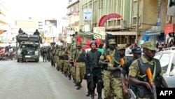 Wanajeshi wa UPDF na vikosi vya polisi Uganda wakifanya doria mtaani mjini kampala, July 3, 2014 baada ya kutolewa onyo la uwezekano wa kutokea shambulizi 