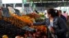FOTO DE ARCHIVO: Una mujer que usa una mascarilla como medida preventiva contra el coronavirus (COVID-19) realiza compras en el Mercado Central del alimentos, en La Matanza, en las afueras de Buenos Aires, Argentina 1 de abril, 2020.